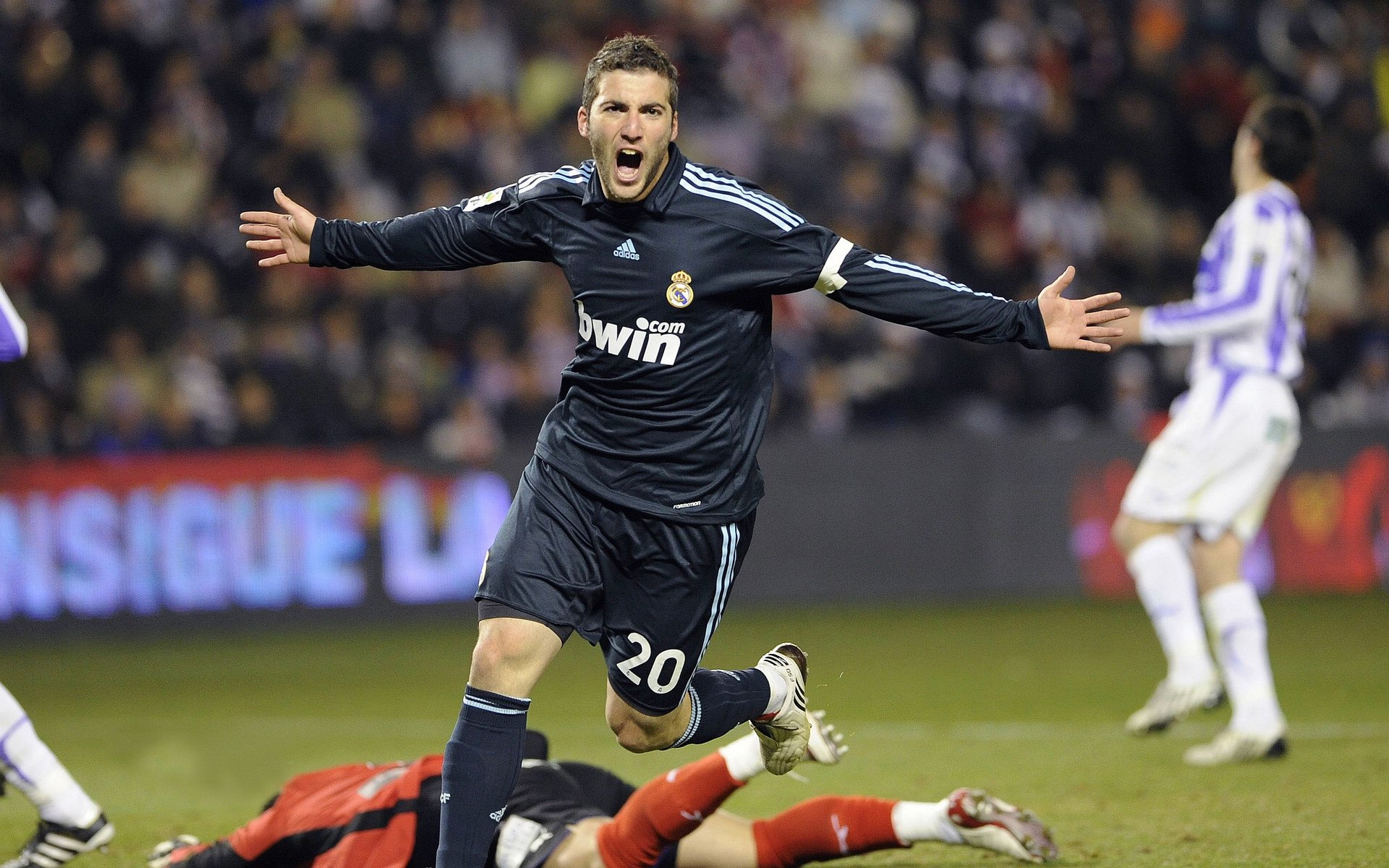 开云体育中国官网-粉丝打卡：全球车迷的幸福瞬间，车迷是哪个球队粉丝